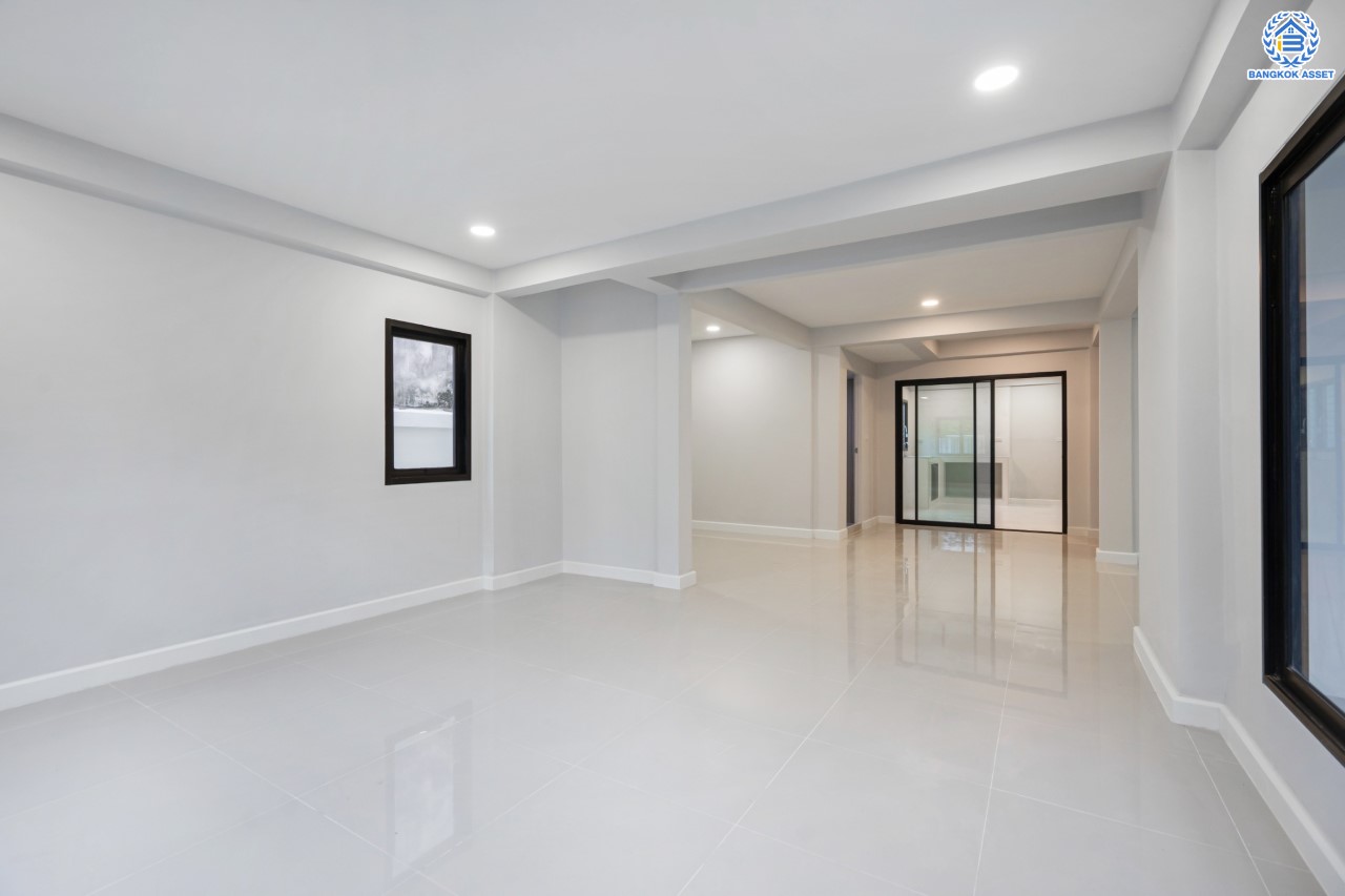 บ้านมือสองตกแต่งใหม่ ม.ปั้นทอง3 ลาดปลาเค้า76 เนื้อที่ 41.3 ตร.ว. ฟังก์ชัน 3 ห้องนอน 2 ห้องน้ำ 1 ห้องอเนกประสงค์ จอดรถได้ 2 คัน สภาพแวดล้อมเยี่ยม เชื่อมต่อ ถ.ประเสริฐมนูกิจ, ถ.เกษตร-นวมินทร์ ใกล้ ม.เกษตร, รถไฟฟ้าสายสีเขียว "สถานีเสนานิคม" และทางด่วน "ฉลองรัช"